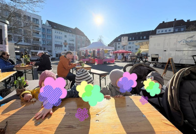 Waffeln essen auf unserem Wochenmarkt